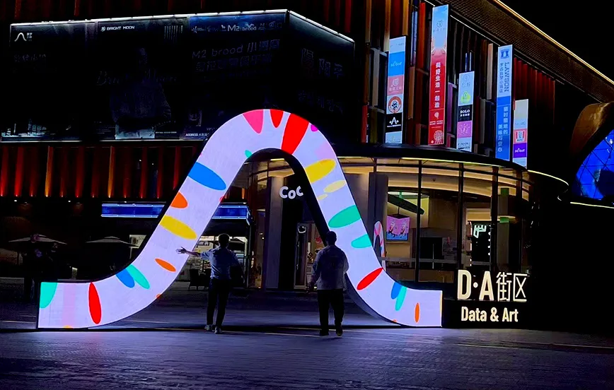 Pantalla curva tipo ola en centro comercial